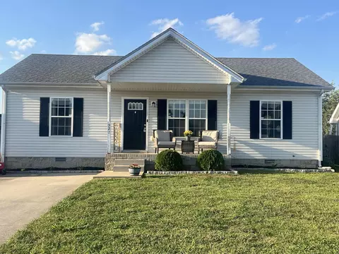 527 Oakmont Dr, Clarksville, TN 37042
