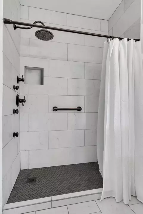 Bath - 305 Connell St, Springfield, TN 37172 photo 2 of 5