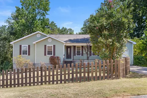816 Crestridge Dr, Rossville, GA 30741