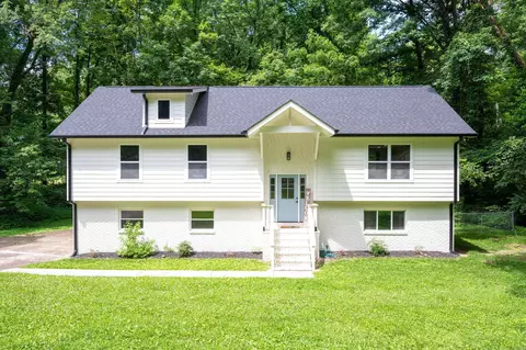 1305 Aswan Dr, Signal Mountain, TN 37377