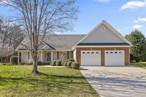374 Skip Ln, Soddy Daisy, TN 37379