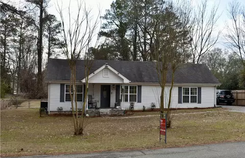 104 Hendrix St, La Fayette, GA 30728