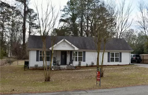 104 Hendrix St, La Fayette, GA 30728