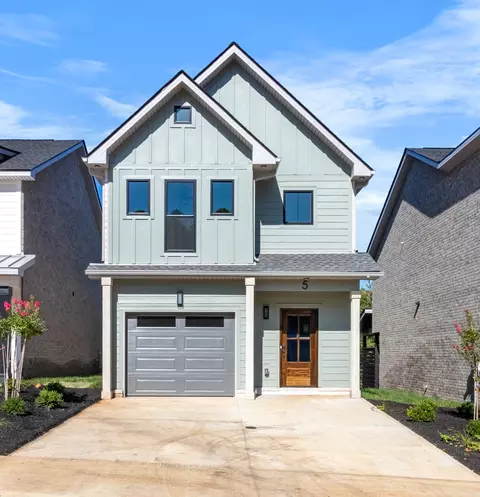 5 Dutch Dr, Clarksville, TN 37043