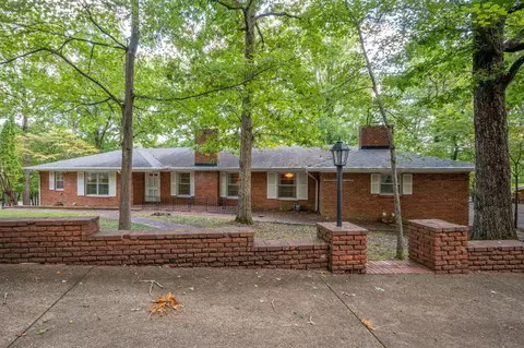 102 Lakewood Dr, Dickson, TN 37055