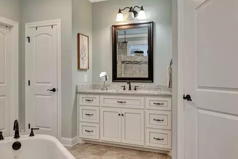 Bath - 2008 Imagine Cir, Spring Hill, TN 37174 photo 3 of 8