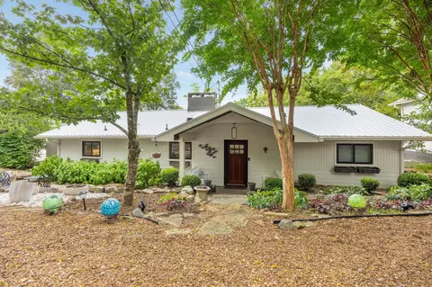94 S Hermitage Ave, Lookout Mountain, TN 37350