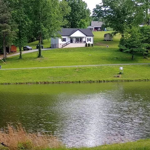 926 Lake Rd, Westmoreland, TN 37186