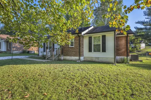 135 Batey Cir, Dickson, TN 37055 photo 2