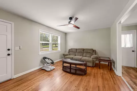 Living - 116 Edgefield Cir, Dickson, TN 37055 photo 2 of 3