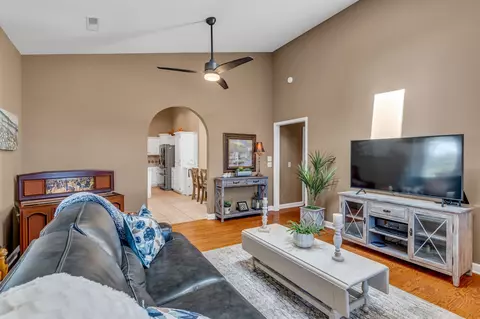 Living - 705 Blackpatch Dr #20, Springfield, TN 37172 photo 3 of 3