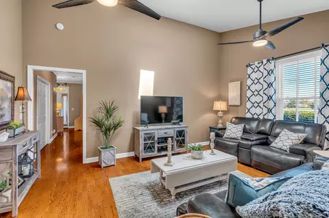 Living - 705 Blackpatch Dr #20, Springfield, TN 37172 photo 2 of 3
