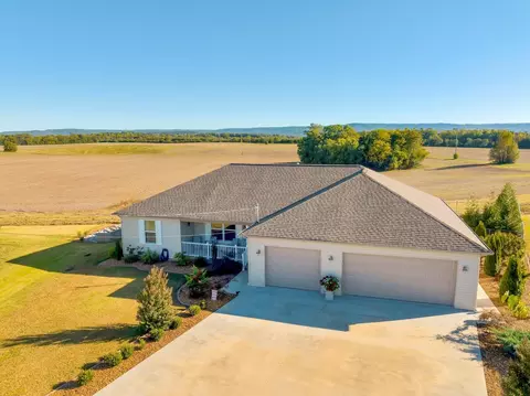 547 Strawberry Dr, Winchester, TN 37398
