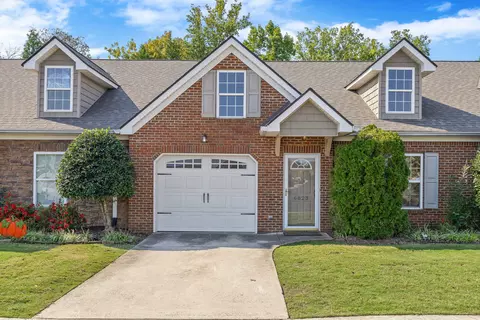 6823 Village Lake Cir, Chattanooga, TN 37412