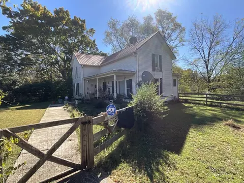 692 Clearview Rd, Cottontown, TN 37048