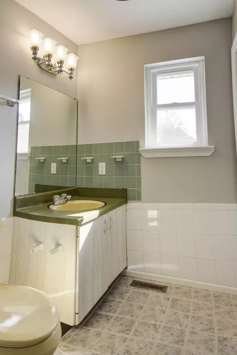 Bath - 1728 Crabtree Rd, Hixson, TN 37343 photo 5 of 5