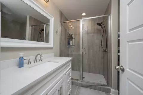 Bath - 555 Gresham Ln #4A, Murfreesboro, TN 37129 photo 4 of 4
