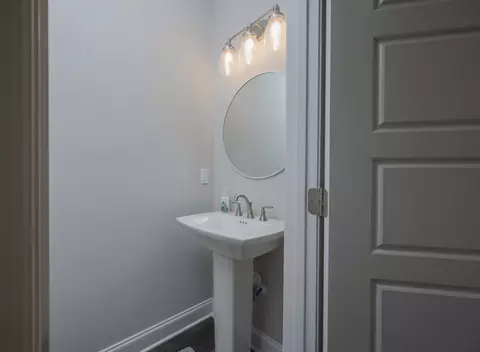 Bath - 555 Gresham Ln #4A, Murfreesboro, TN 37129 photo 1 of 4