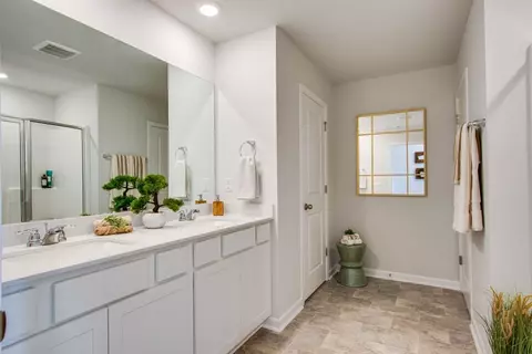 Bath - 4220 Oswin Dr, Murfreesboro, TN 37129 photo 2 of 4