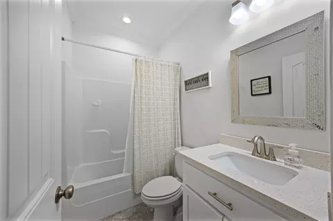 Bath - 136 Executive Dr, Jackson, TN 38305 photo 3 of 3