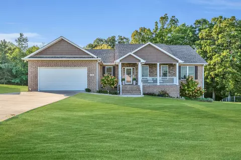 1125 Highlake Dr, Dickson, TN 37055