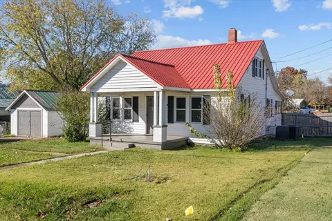 204 Long St W, Mcewen, TN 37101