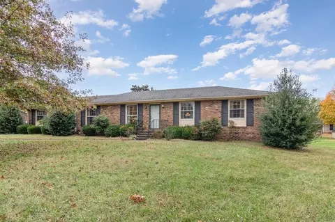 323 Hampshire Dr NE, Clarksville, TN 37043