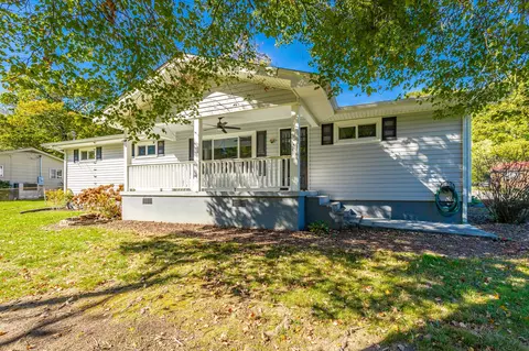 917 Crest Dr, Chickamauga, GA 30707