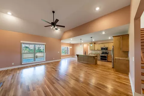 Living - 1202 Goose Dr, Springfield, TN 37172 photo 5 of 7