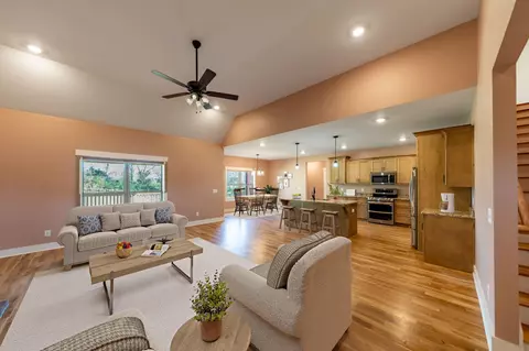 Living - 1202 Goose Dr, Springfield, TN 37172 photo 6 of 7