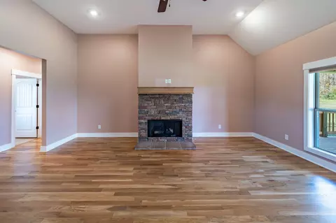 Living - 1202 Goose Dr, Springfield, TN 37172 photo 2 of 7