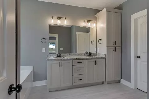 Bath - 2047 Beverly Ct, Springfield, TN 37172 photo 2 of 4