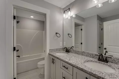 Bath - 2047 Beverly Ct, Springfield, TN 37172 photo 4 of 4