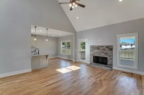 Living - 2047 Beverly Ct, Springfield, TN 37172 photo 2 of 3