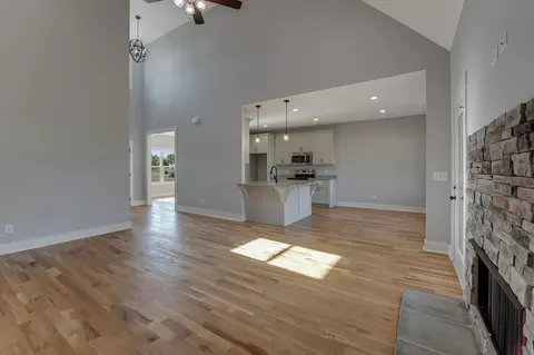 Living - 2047 Beverly Ct, Springfield, TN 37172 photo 3 of 3