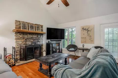 Living - 146 Chandler Rd, Doyle, TN 38559 photo 2 of 9