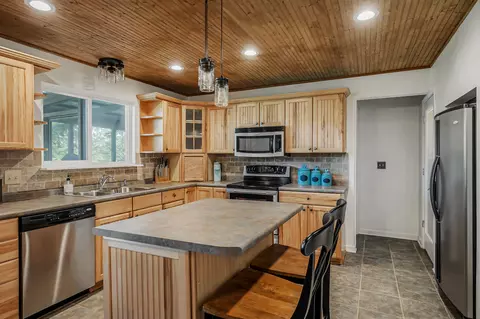Kitchen - 146 Chandler Rd, Doyle, TN 38559 photo 3 of 11