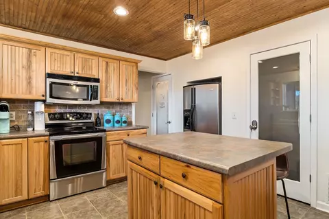 Kitchen - 146 Chandler Rd, Doyle, TN 38559 photo 10 of 11
