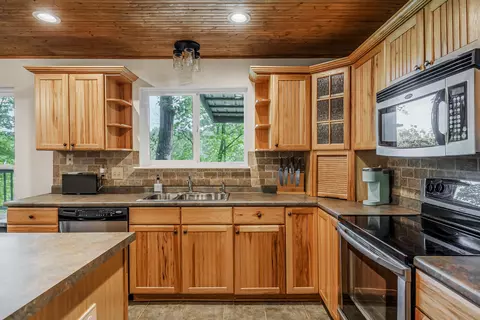 Kitchen - 146 Chandler Rd, Doyle, TN 38559 photo 2 of 11