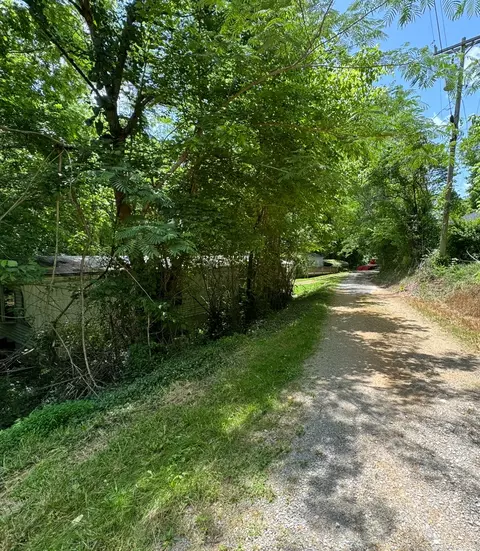 101 E Willow St, Linden, TN 37096