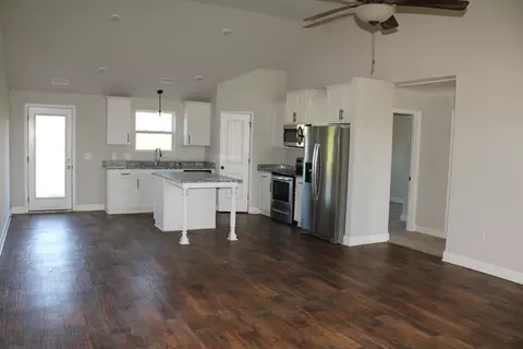Living - 3072 Maple Grove Rd, Dickson, TN 37055 photo 2 of 3