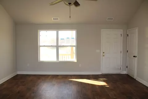 Living - 3072 Maple Grove Rd, Dickson, TN 37055 photo 1 of 3