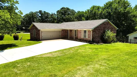 134 Park St, Camden, TN 38320