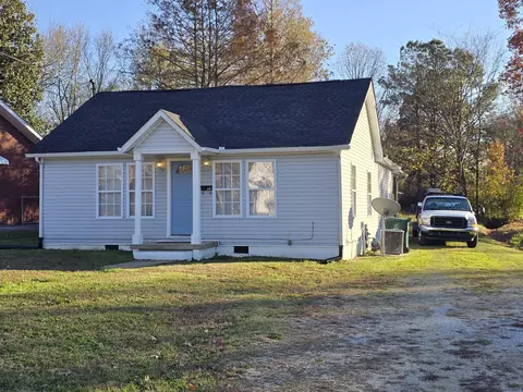 218 W 2nd Ave, Hohenwald, TN 38462