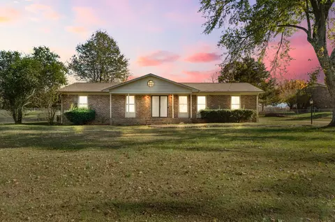 26 Lancer Dr, Fayetteville, TN 37334