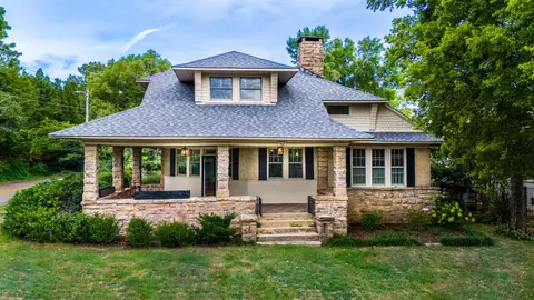 902 N Bragg Ave, Lookout Mountain, TN 37350