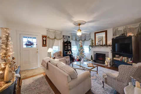 Living - 331 Walnut St, Springfield, TN 37172 photo 1 of 4