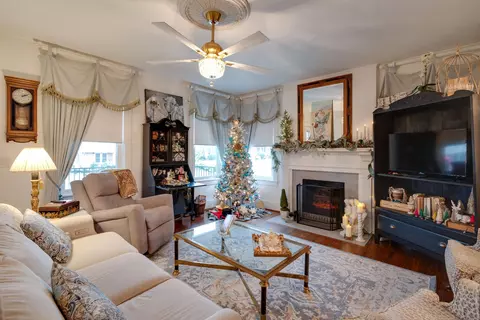 Living - 331 Walnut St, Springfield, TN 37172 photo 2 of 4