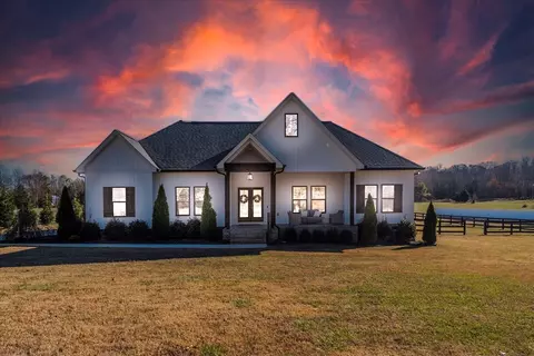 883 Country Club Dr, Manchester, TN 37355
