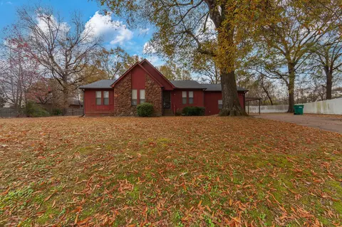 8 Elmfield Cv, Jackson, TN 38305